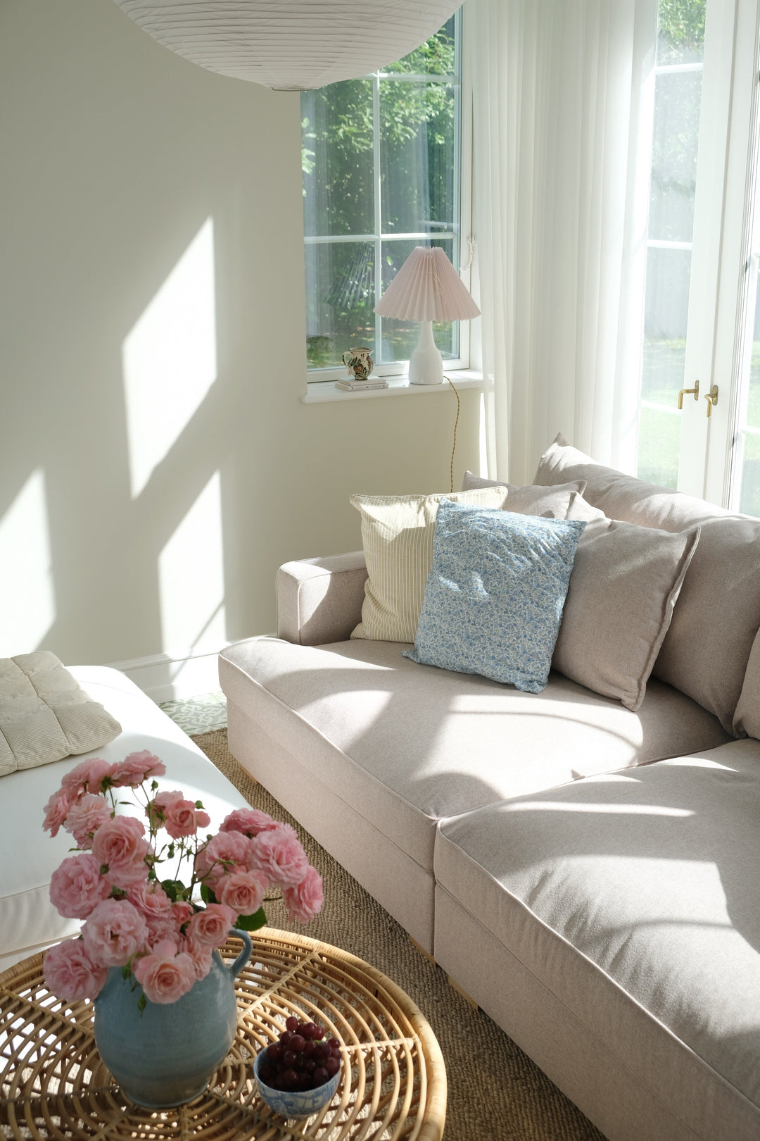 Sofa og tæppe: guide til farvematch for et gennemført look