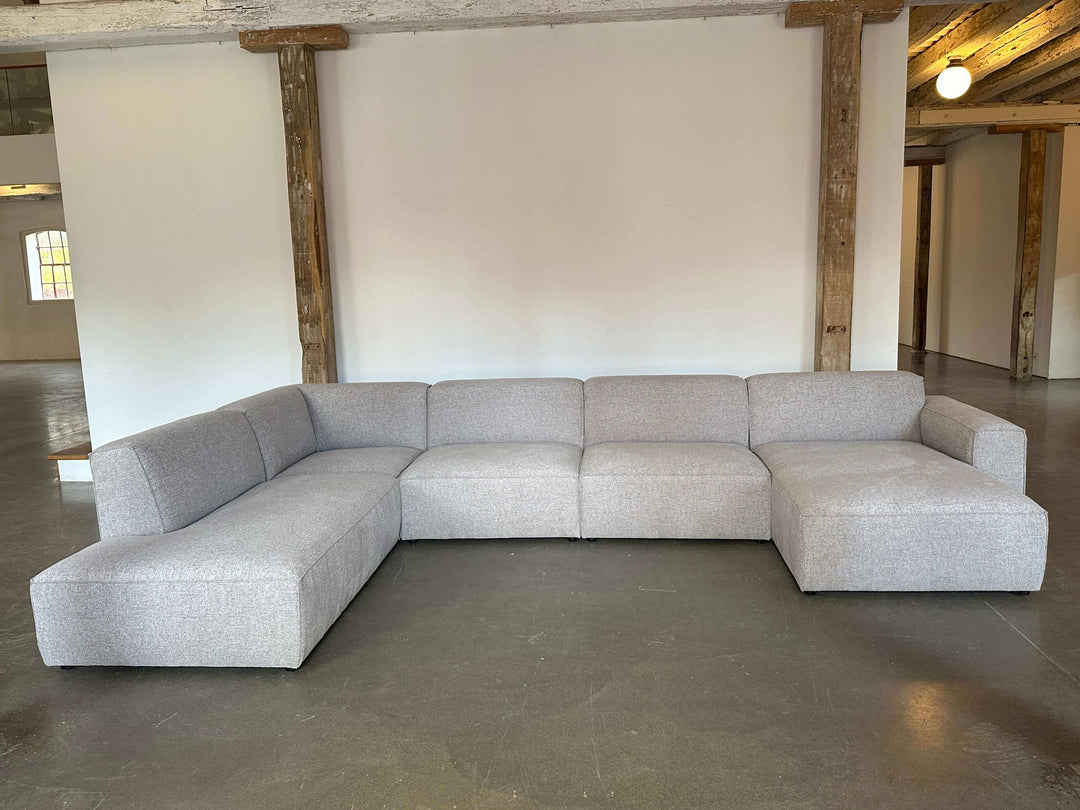 Element Roomy modulsofa i moderne design, produceret i Europa med fleksible kombinationsmuligheder og stilrene linjer.