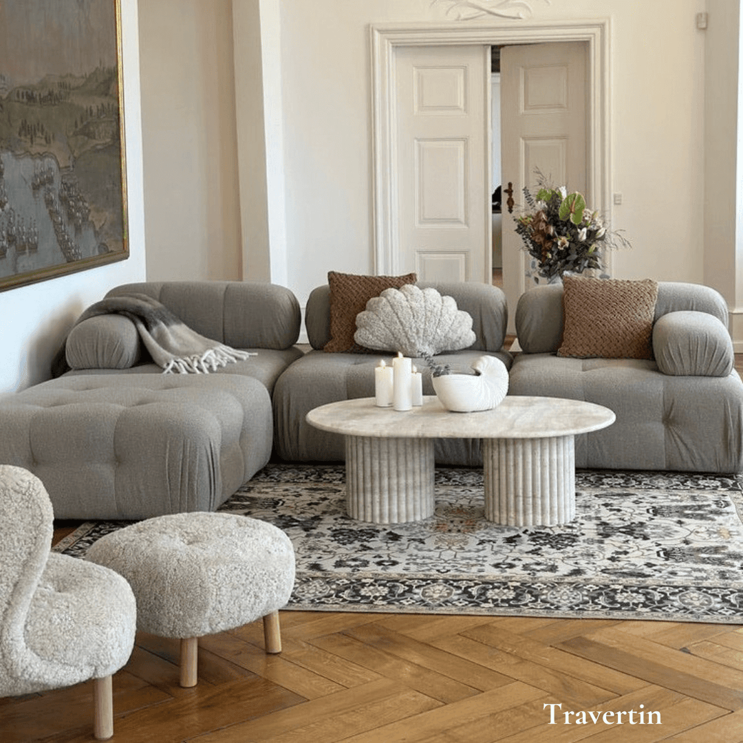 Sofa med Flora sofabord i travertin, dansk design og elegant indretning, produceret i Europa.