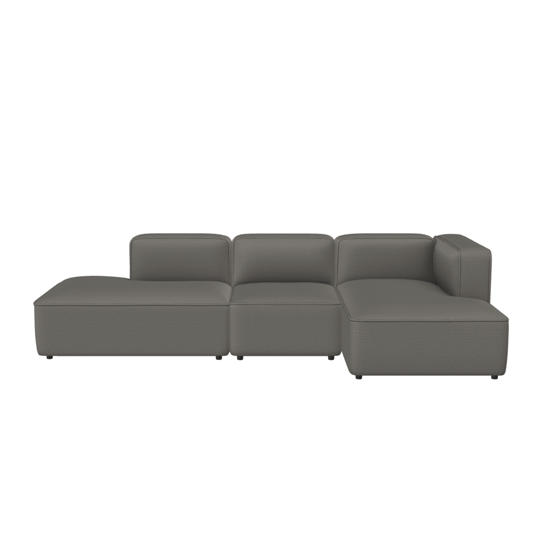 Modulsofa i grå tekstil med chaiselong, produceret i Europa med dansk design og høj komfort.