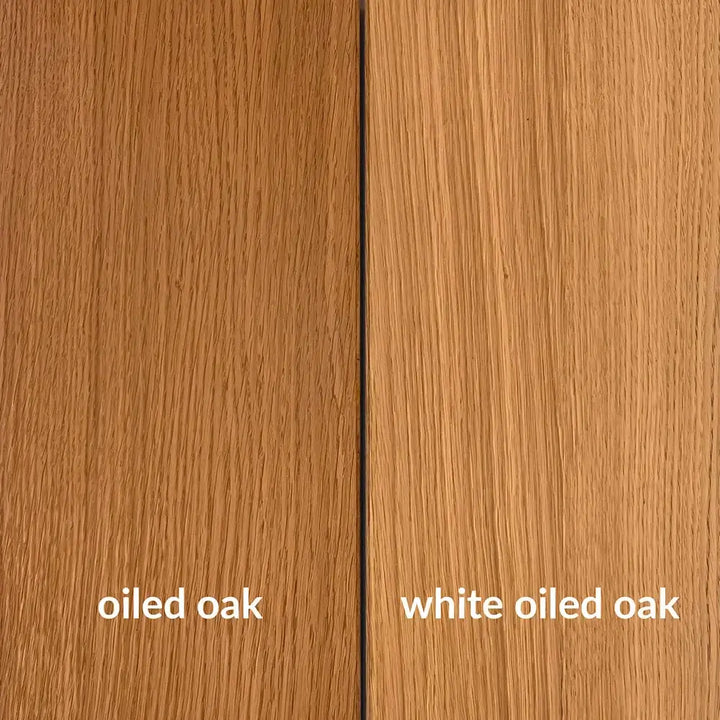 Oiled oak og white oiled oak planker, der viser forskellen mellem de to teksturer og farver.